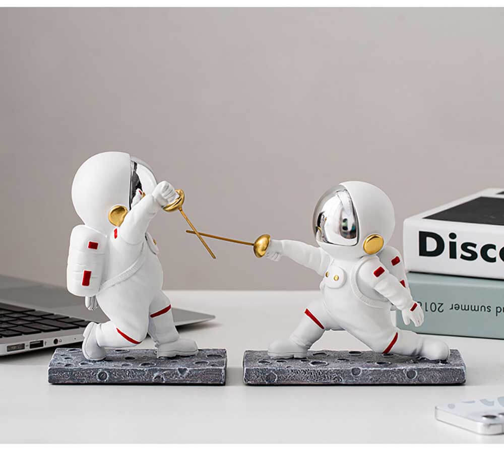LEONARK Fencing Astronaut Statue Spaceman Figurine - Souvenir Present Collection Gift for Fencers (Attack)