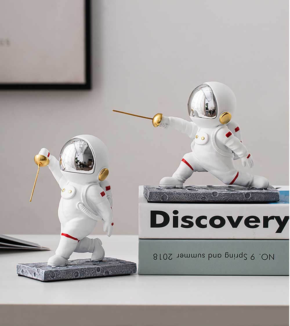 LEONARK Fencing Astronaut Statue Spaceman Figurine - Souvenir Present Collection Gift for Fencers (Attack)