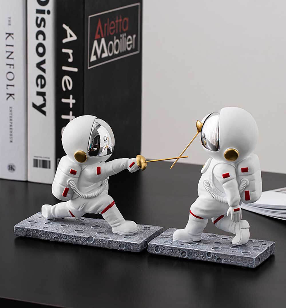 LEONARK Fencing Astronaut Statue Spaceman Figurine - Souvenir Present Collection Gift for Fencers (Attack)