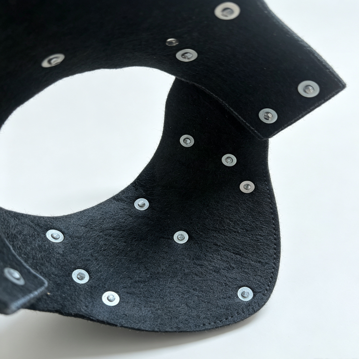 LEONARK 1.2mm Stainless Steel Gorget Neck Guard, Hand Forged Historical Medieval Neck Armor with Adjustable Leather Strap, Felt Lining Front & Back Protection, for Hema Sword Fighting Combat Training